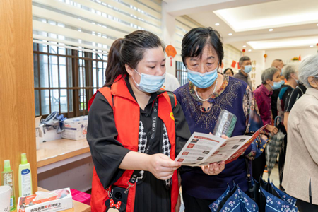 神經(jīng)內(nèi)科的9名專家為菱藕社區(qū)居民提供免費醫(yī)療義診和健康咨詢服務(wù)