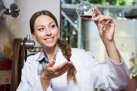 阿拉伯語醫生收到了工資日的概念。 穆斯林醫生在辦公室里數美元。 阿拉伯醫生持有金錢醫療咨詢。 醫院概念。 健康的概念。 醫療保健相似素材圖片第13頁-攝圖新視界