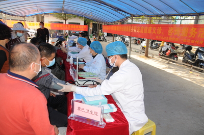 我市在覃巴鎮(zhèn)開(kāi)展健康義診和健康咨詢(xún)服務(wù)活動(dòng)